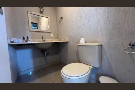 Casa para alugar com 246m², 3 quartos e 3 vagas Casa para alugar com 246m², 3 quartos e 3 vagasBanheiro da churrasqueira