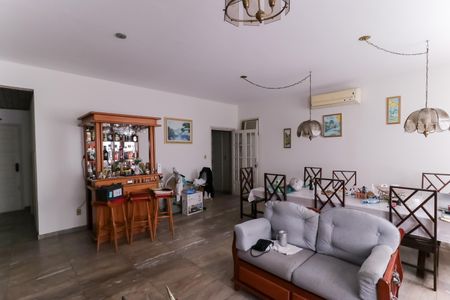 Casa à venda com 330m², 3 quartos e 5 vagas Casa à venda com 330m², 3 quartos e 5 vagasSala