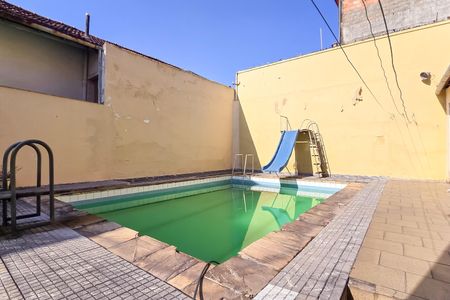 Casa à venda com 330m², 3 quartos e 5 vagas Casa à venda com 330m², 3 quartos e 5 vagasPiscina