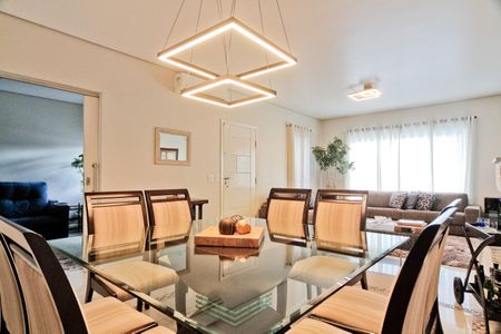 Casa à venda com 320m², 4 quartos e 6 vagasSala