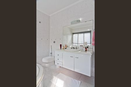 Casa à venda com 320m², 4 quartos e 6 vagasBanheiro da Suíte 4