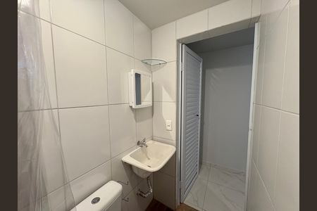 Banheiro Social de kitnet/studio para alugar com 1 quarto, 42m² em Vila Tupi, Várzea Paulista