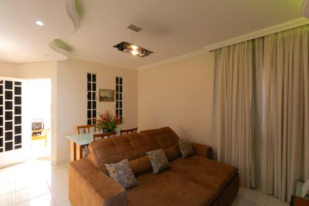 Casa à venda com 174m², 3 quartos e 3 vagasSala