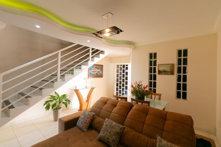 Casa à venda com 174m², 3 quartos e 3 vagasSala