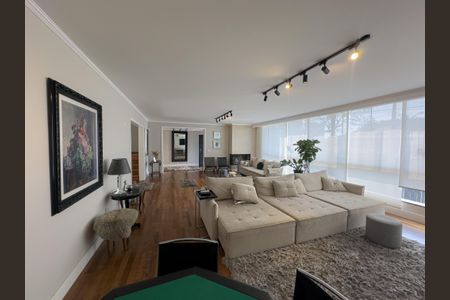 Casa à venda com 550m², 4 quartos e 5 vagasSala