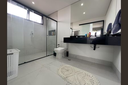 Casa à venda com 550m², 4 quartos e 5 vagasBanheiro da Suíte 2