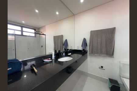 Casa à venda com 550m², 4 quartos e 5 vagasBanheiro da Suíte 1