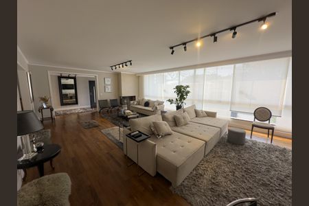 Casa à venda com 550m², 4 quartos e 5 vagasSala