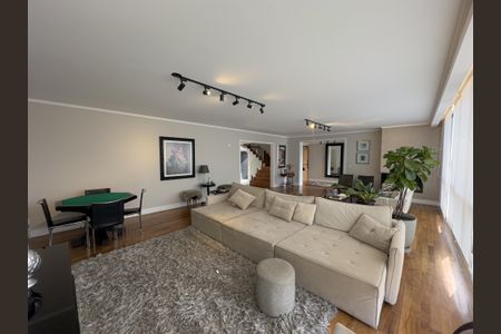 Casa à venda com 550m², 4 quartos e 5 vagasSala