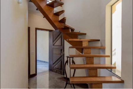 Casa de condomínio à venda com 300m², 4 quartos e 5 vagasEscadas