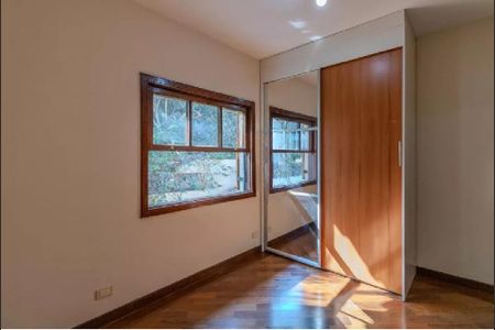 Casa de condomínio à venda com 300m², 4 quartos e 5 vagasQuarto 1