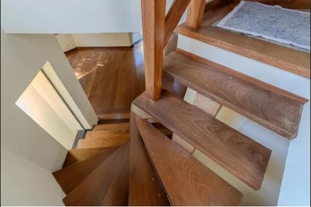 Casa de condomínio à venda com 300m², 4 quartos e 5 vagasEscadas