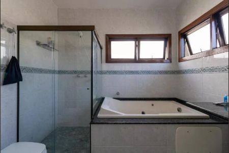 Casa de condomínio à venda com 300m², 4 quartos e 5 vagasBanheiro da Suíte