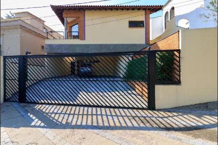 Casa de condomínio à venda com 300m², 4 quartos e 5 vagasFachada 