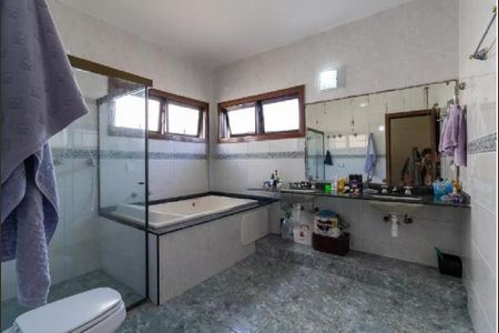 Casa de condomínio à venda com 300m², 4 quartos e 5 vagasBanheiro da Suíte