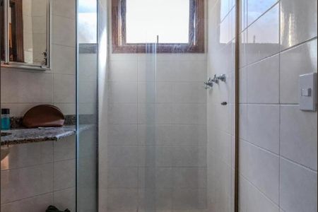 Casa de condomínio à venda com 300m², 4 quartos e 5 vagasBanheiro 1