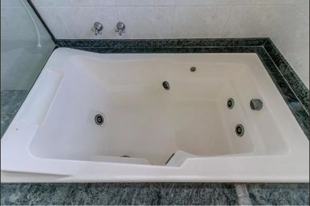 Casa de condomínio à venda com 300m², 4 quartos e 5 vagasBanheiro da Suíte