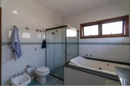 Casa de condomínio à venda com 300m², 4 quartos e 5 vagasBanheiro da Suíte