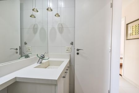 Apartamento à venda com 100m², 3 quartos e 2 vagas Apartamento à venda com 100m², 3 quartos e 2 vagasBanheiro social