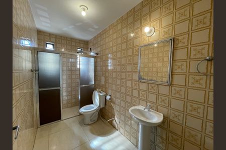 Casa à venda com 330m², 5 quartos e 6 vagasBanheiro 1