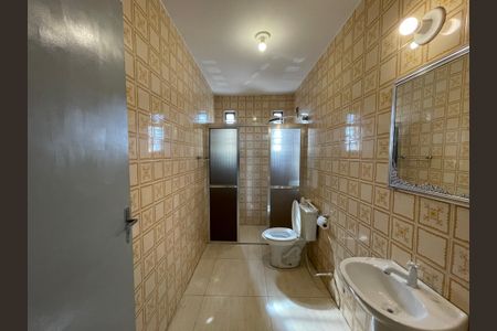 Casa à venda com 330m², 5 quartos e 6 vagasBanheiro 1