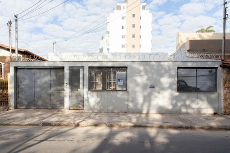 Casa à venda com 210m², 3 quartos e 3 vagas Casa à venda com 210m², 3 quartos e 3 vagasFachada