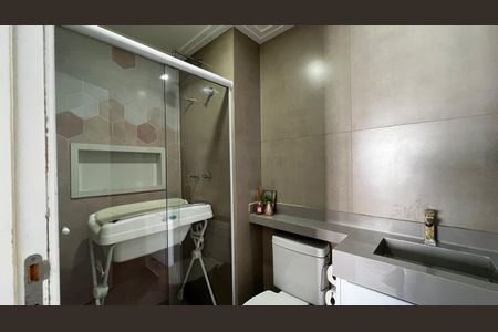 Banheiro de apartamento à venda com 2 quartos, 63m² em Vila Isa, São Paulo