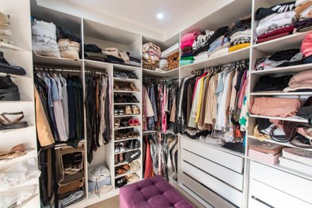 Casa à venda com 440m², 3 quartos e 3 vagas Casa à venda com 440m², 3 quartos e 3 vagasCloset da suíte 3