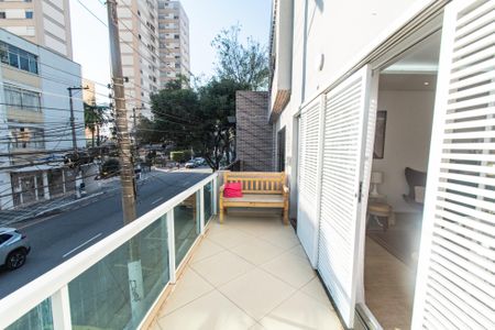 Casa à venda com 440m², 3 quartos e 3 vagas Casa à venda com 440m², 3 quartos e 3 vagasVaranda da sala