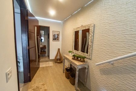 Casa à venda com 440m², 3 quartos e 3 vagas Casa à venda com 440m², 3 quartos e 3 vagasHall de entrada da garagem