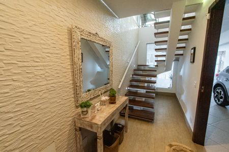 Casa à venda com 440m², 3 quartos e 3 vagas Casa à venda com 440m², 3 quartos e 3 vagasHall de entrada da garagem