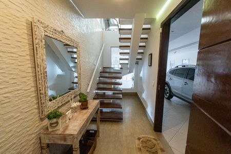 Casa à venda com 440m², 3 quartos e 3 vagas Casa à venda com 440m², 3 quartos e 3 vagasHall de entrada da garagem