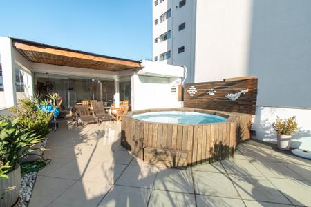 Casa à venda com 440m², 3 quartos e 3 vagas Casa à venda com 440m², 3 quartos e 3 vagasPiscina