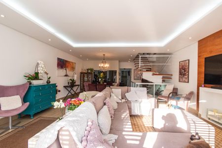 Casa à venda com 440m², 3 quartos e 3 vagas Casa à venda com 440m², 3 quartos e 3 vagasSala