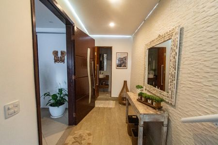 Casa à venda com 440m², 3 quartos e 3 vagas Casa à venda com 440m², 3 quartos e 3 vagasHall de entrada da garagem