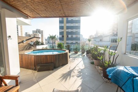 Casa à venda com 440m², 3 quartos e 3 vagas Casa à venda com 440m², 3 quartos e 3 vagasPiscina