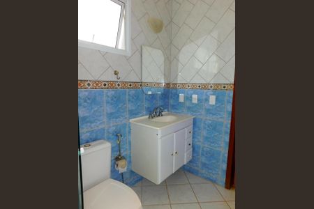 Casa de condomínio para alugar com 219m², 3 quartos e 6 vagasBanheiro Social