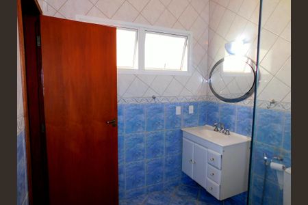 Casa de condomínio para alugar com 219m², 3 quartos e 6 vagasBanheiro Social