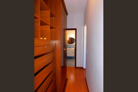 Casa de condomínio para alugar com 219m², 3 quartos e 6 vagasSuíte