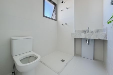 Apartamento à venda com 75m², 2 quartos e 1 vaga Apartamento à venda com 75m², 2 quartos e 1 vagaBanheiro da Suíte 1