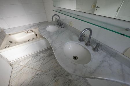 Apartamento à venda com 169m², 3 quartos e 3 vagasBanheiro da Suíte 1