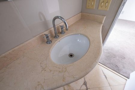 Apartamento à venda com 169m², 3 quartos e 3 vagasBanheiro da Suíte 2