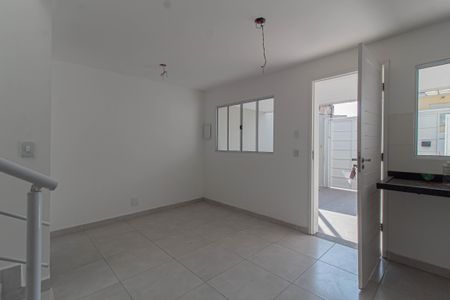 Casa à venda com 70m², 2 quartos e 2 vagasSala