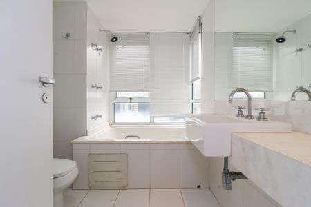 Apartamento à venda com 173m², 3 quartos e 3 vagasBanheiro da Suíte 1