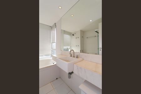 Apartamento à venda com 173m², 3 quartos e 3 vagasBanheiro da Suíte 1