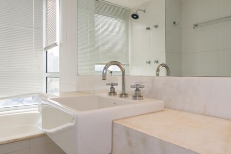 Apartamento à venda com 173m², 3 quartos e 3 vagasBanheiro da Suíte 1