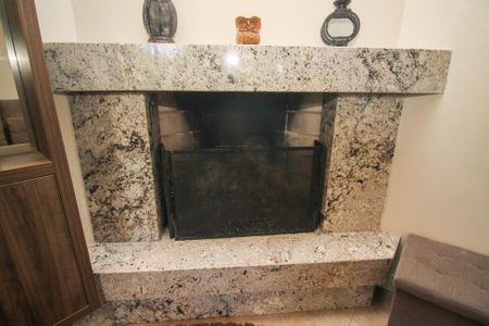 Detalhe da sala - Lareira de casa à venda com 3 quartos, 120m² em Vila Joao Pessoa, Porto Alegre