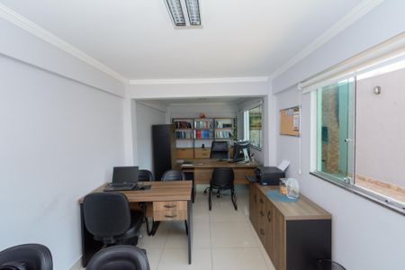 Casa à venda com 180m², 3 quartos e 3 vagas Casa à venda com 180m², 3 quartos e 3 vagasEscritório