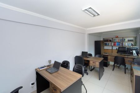 Casa à venda com 180m², 3 quartos e 3 vagas Casa à venda com 180m², 3 quartos e 3 vagasEscritório