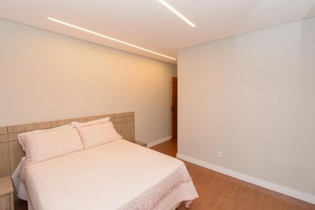 Casa à venda com 180m², 3 quartos e 3 vagas Casa à venda com 180m², 3 quartos e 3 vagasSuíte